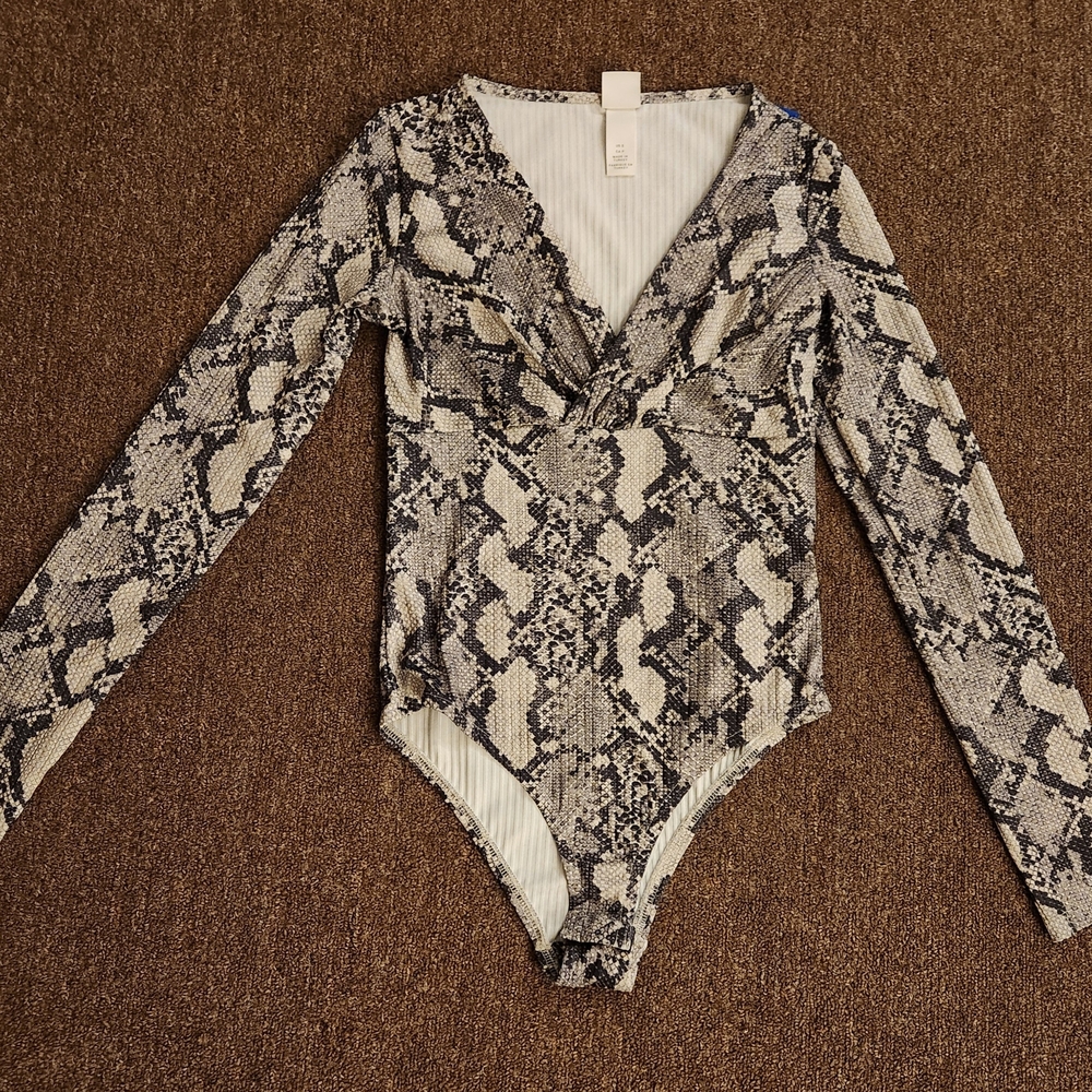 H&M Snakeskin Long Sleeve V-Neck Bodysuit | Brown & Cream | Size Small
